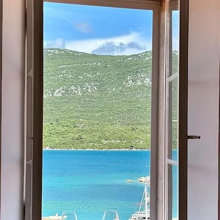 Castri Illius Maris Villa *