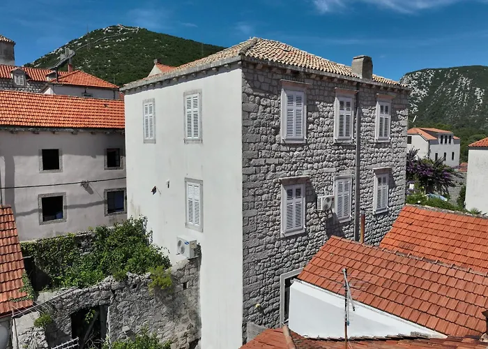 Castri Illius Maris Villa *